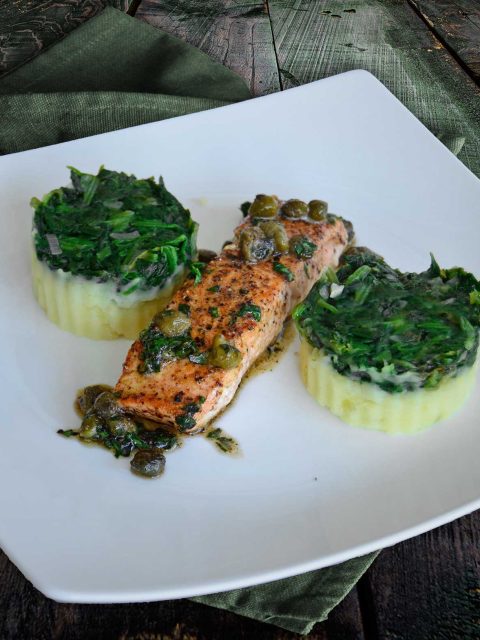 Lachs mit Kapernbutter, Kartoffelstampf und Spinat