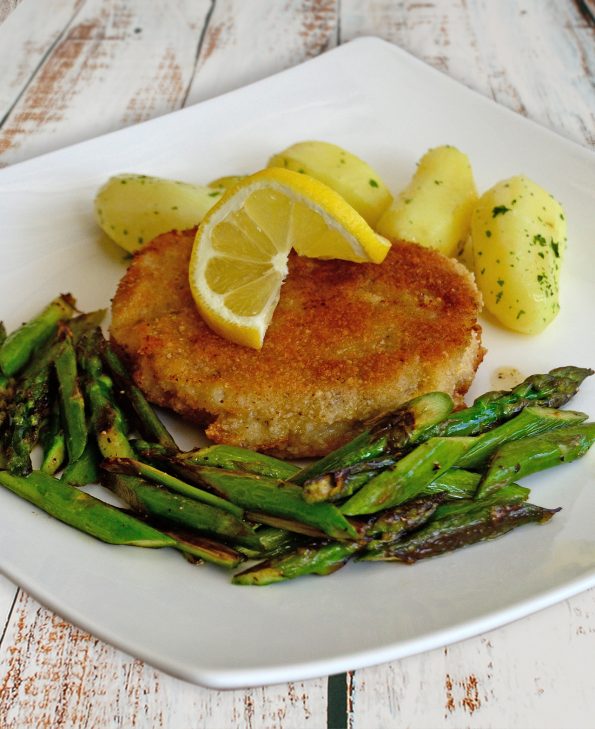 Paniertes Schnitzel mit grünem Spargel und Salzkartoffeln