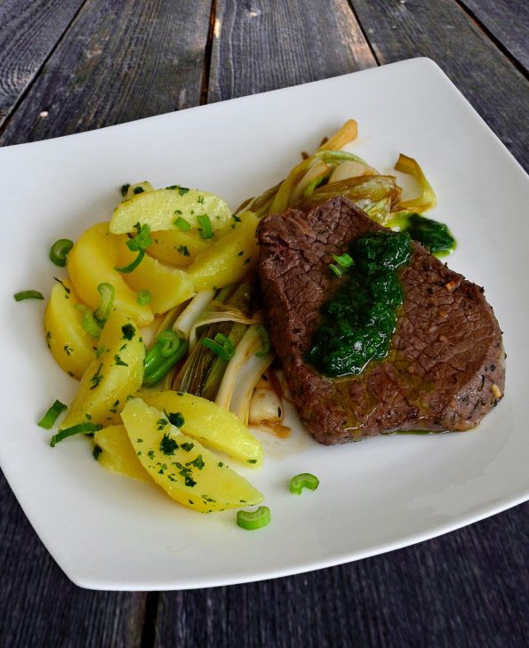 Steak mit Bärlauchöl auf karamellisierten Lauchzwiebeln