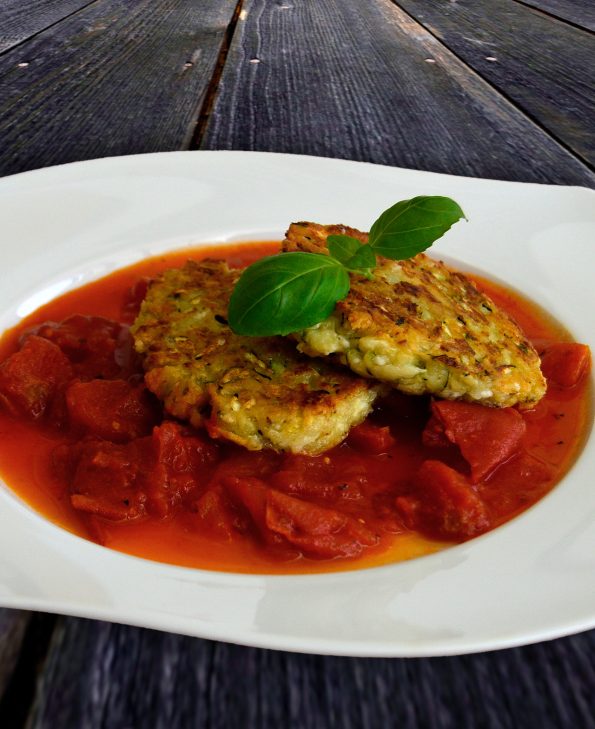 Zucchini-Küchlein mit Feta auf Tomatensauce