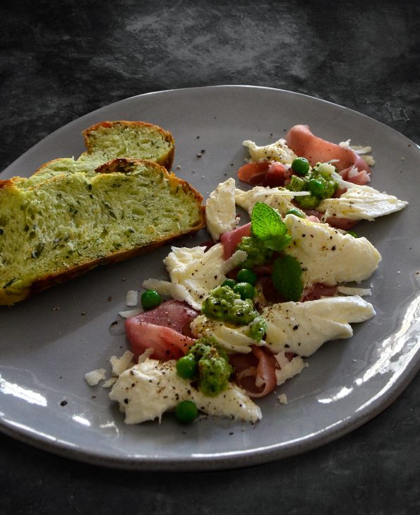 Mozzarella mit Erbsen-Minz-Pesto auf Serrano