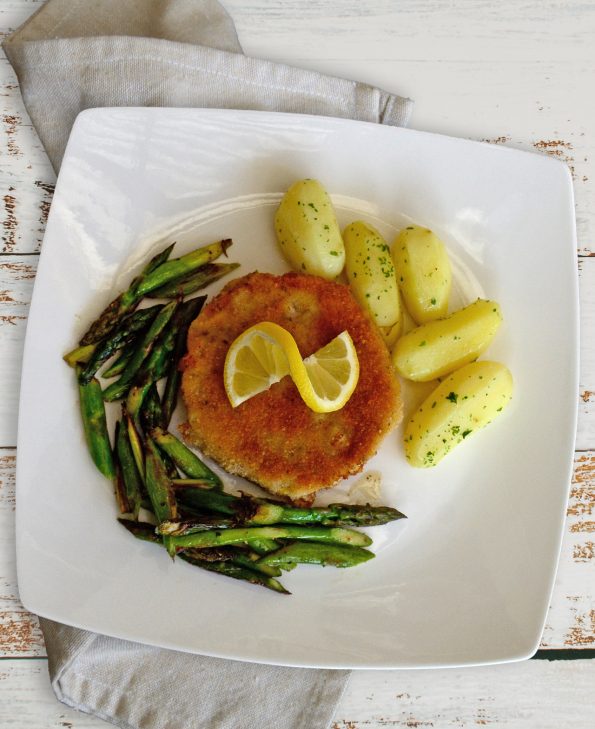 Paniertes Schnitzel mit grünem Spargel und Salzkartoffeln