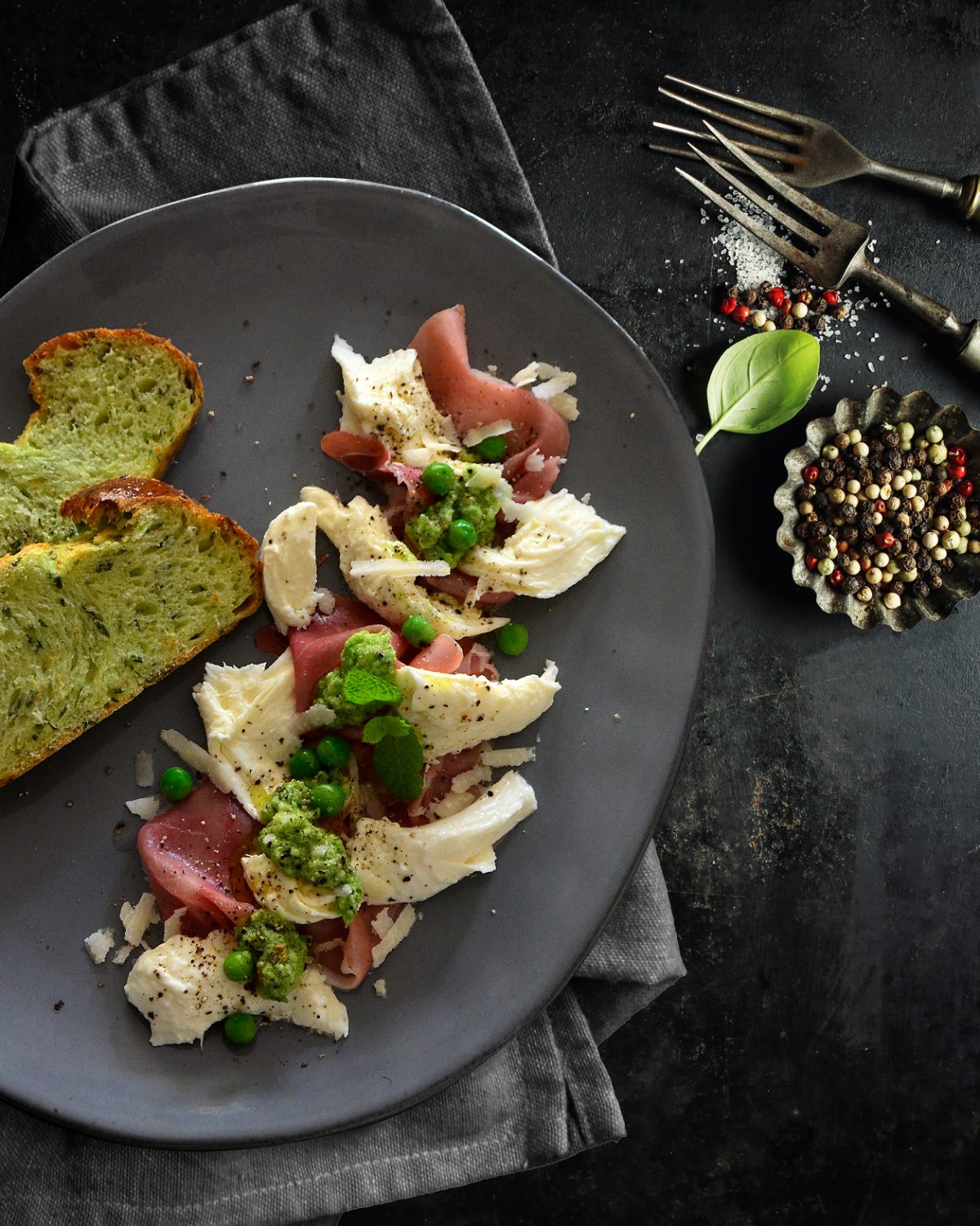 Mozzarella mit Erbsen-Minz-Pesto auf Serrano