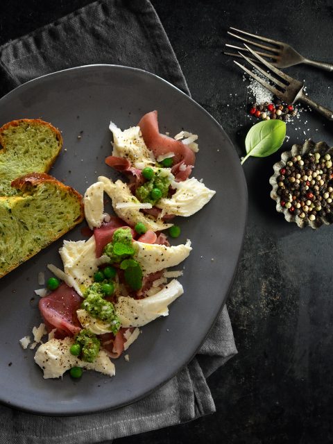 Mozzarella mit Erbsen-Minz-Pesto auf Serrano