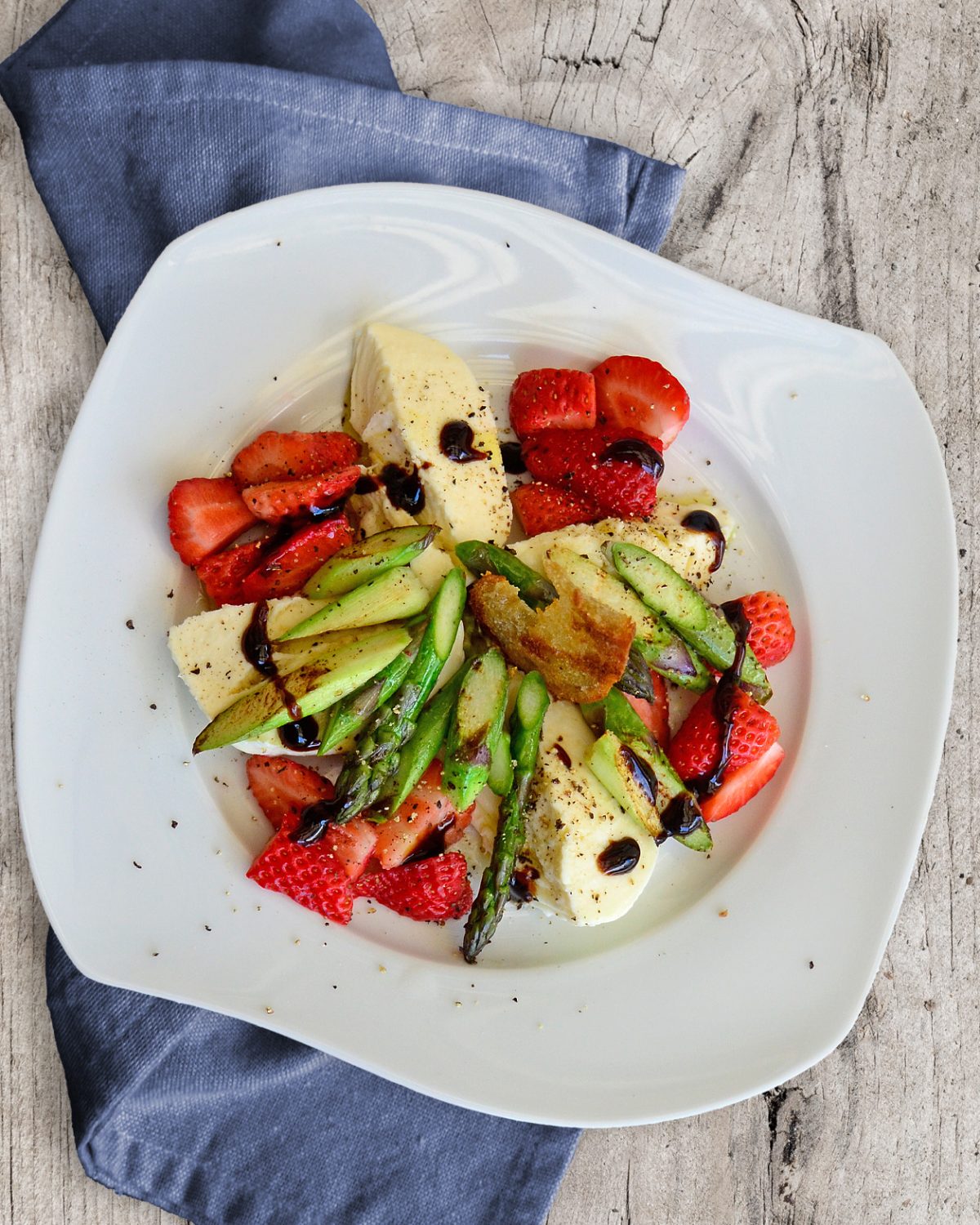 Mozzarella mit Erdbeeren und gebratenem Spargel