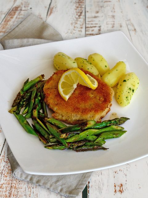 Paniertes Schnitzel mit grünem Spargel und Salzkartoffeln