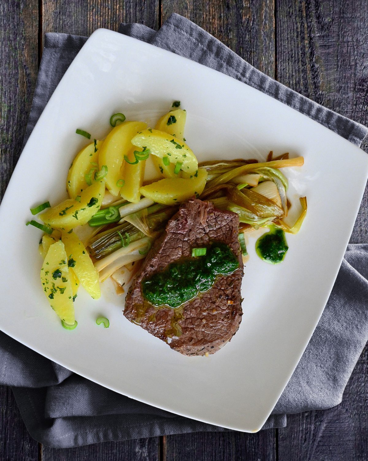 Steak mit Bärlauchöl auf karamellisierten Lauchzwiebeln