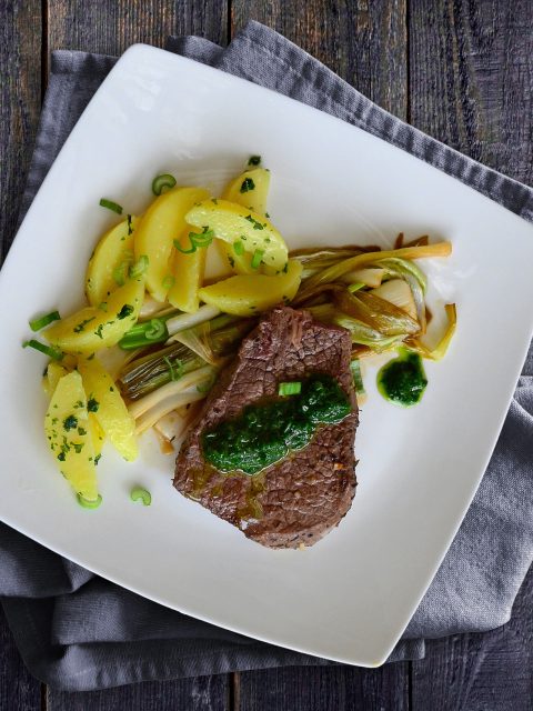 Steak mit Bärlauchöl auf karamellisierten Lauchzwiebeln