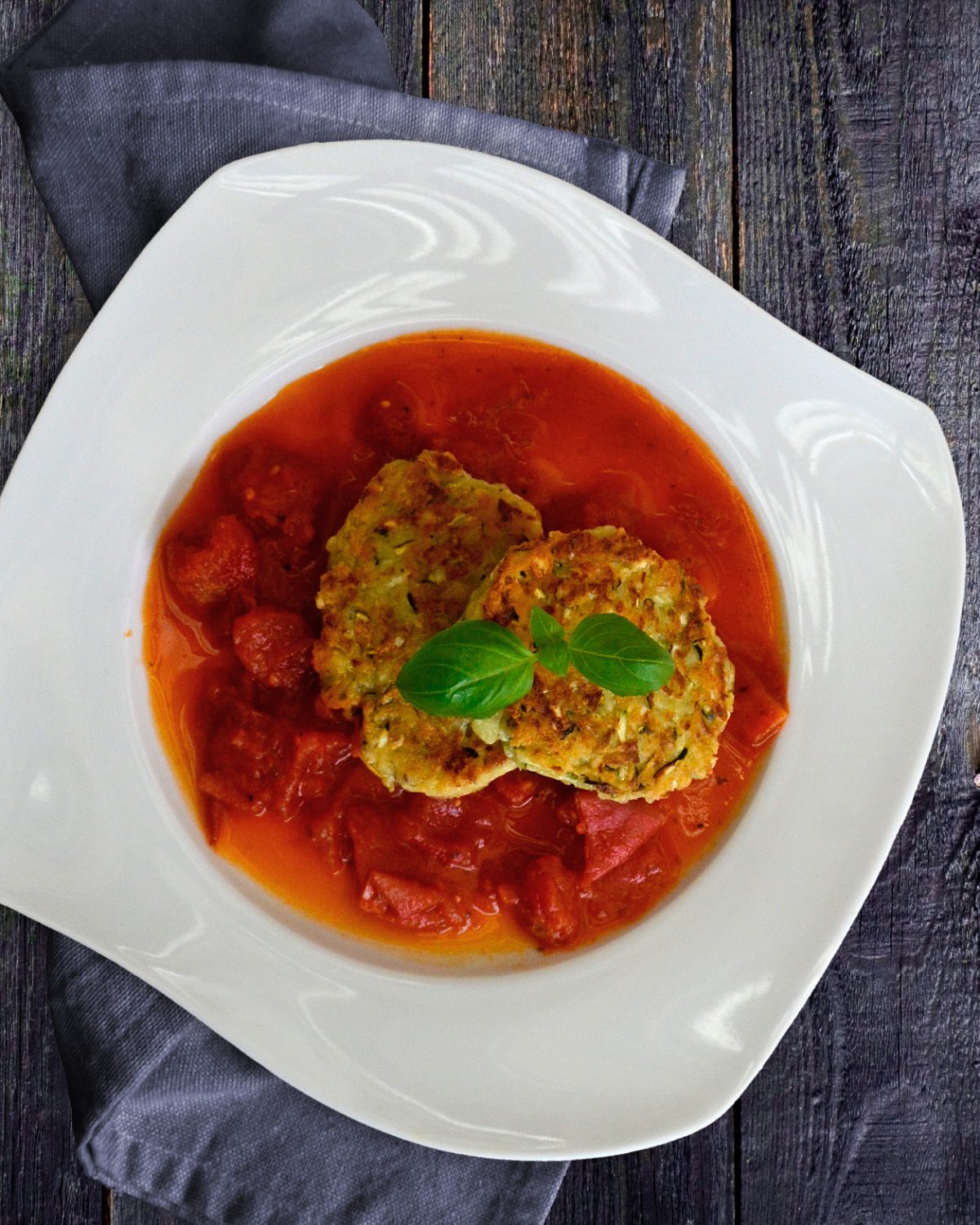 Zucchini-Küchlein mit Feta auf Tomatensauce