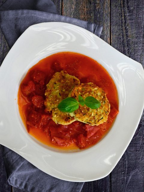 Zucchini-Küchlein mit Feta auf Tomatensauce