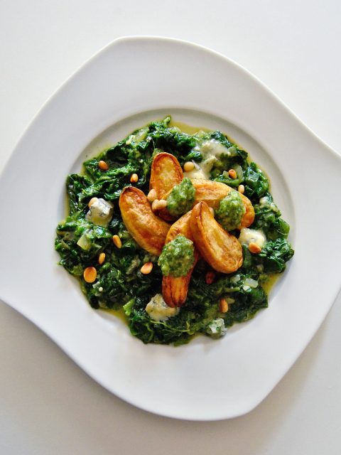 Ofenkartoffeln mit Rucolapesto auf Gorgonzola-Spinat