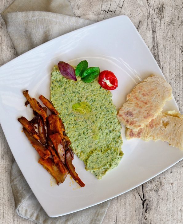 Marinierte Austernpilze auf Kräuterhummus mit Naanbrot