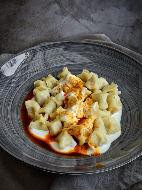 Türkische Manti mit Joghurt und Paprikabutter