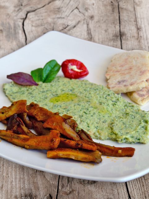 Marinierte Austernpilze auf Kräuterhummus mit Naanbrot