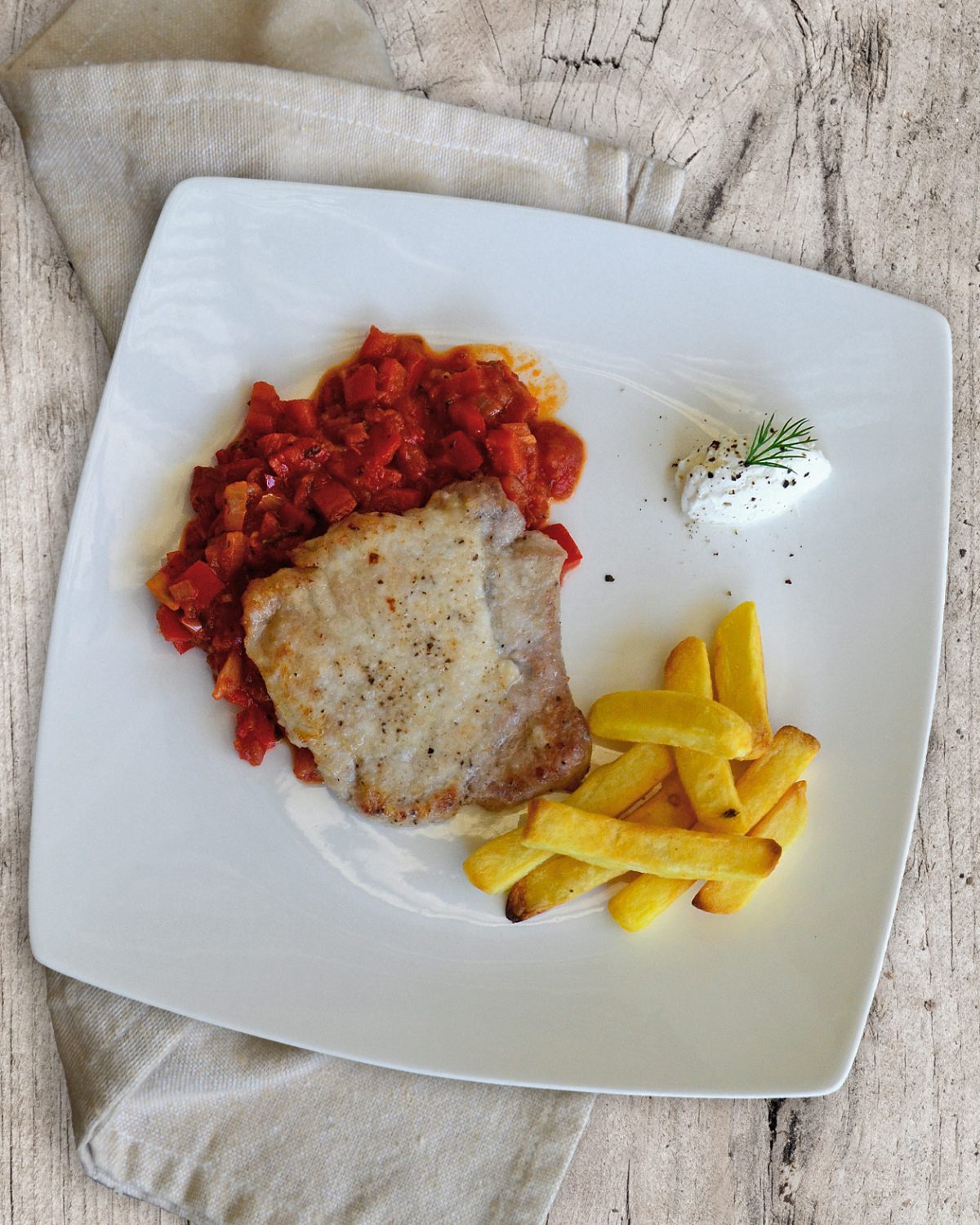 Naturschnitzel auf Paprikaragout