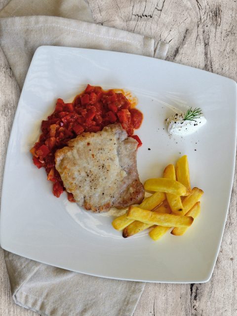 Naturschnitzel auf Paprikaragout