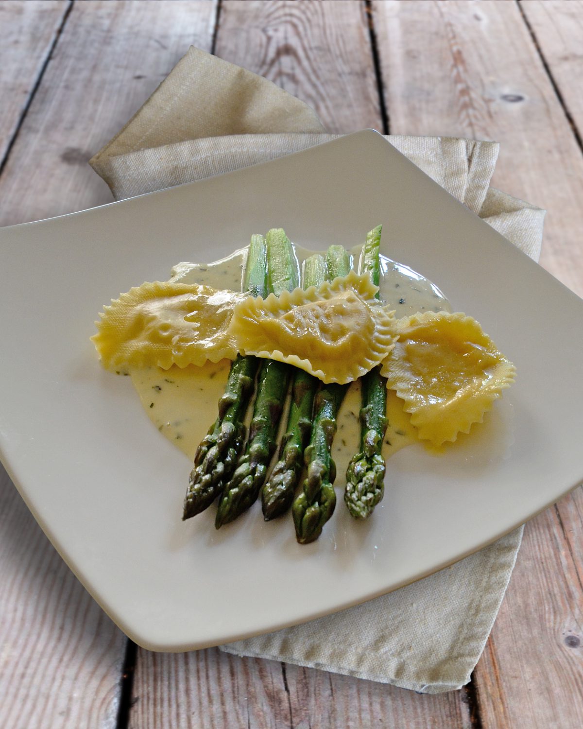 Ravioli mit grünem Spargel und Estragonsauce