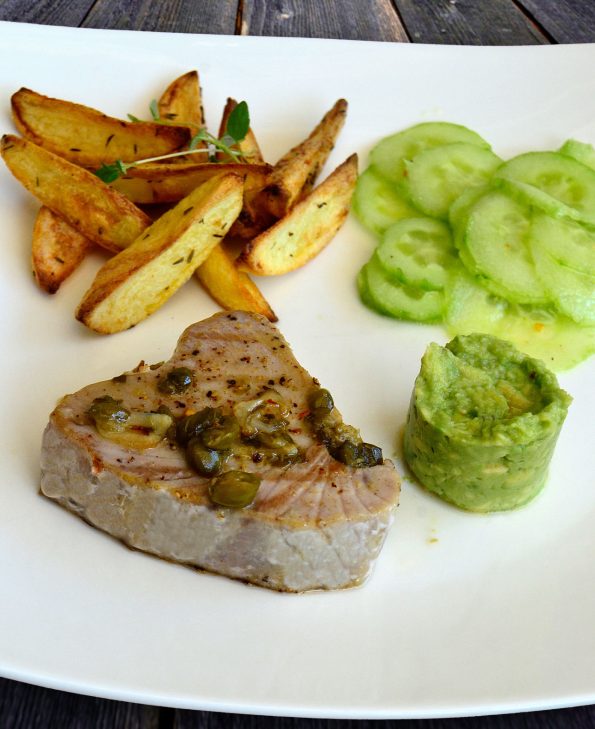 Thunfischsteak mit Thymian-Kartoffelspalten, Wasabi-Guacamole und Gurkensalat