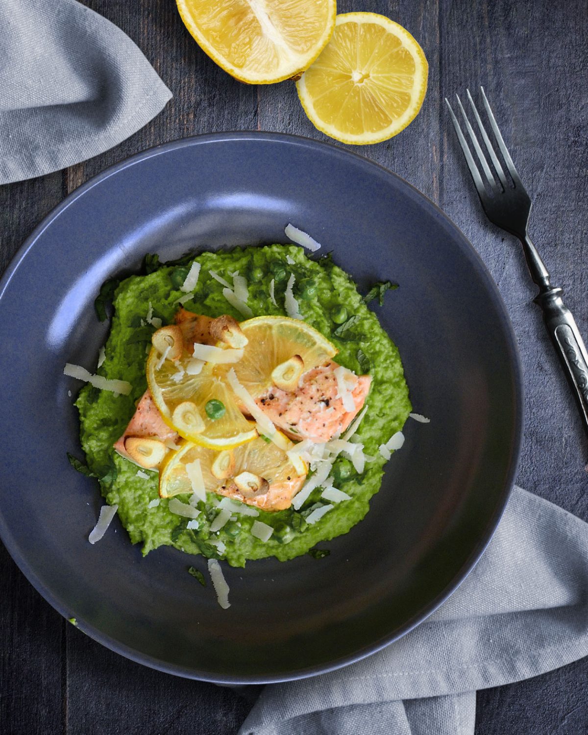 Lachs auf Erbsenpüree mit Parmesan und Minze