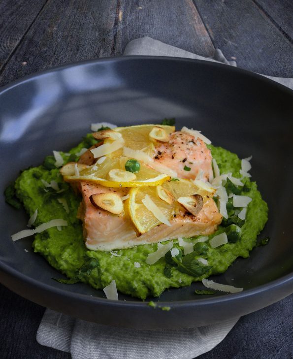 Lachs auf Erbsenpüree mit Parmesan und Minze