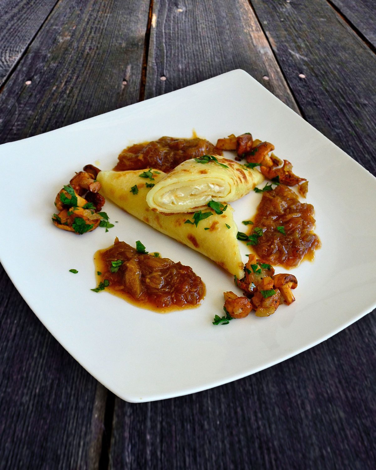 Camembert-Crepes mit Rhabarber-Chutney und Pfifferlingen