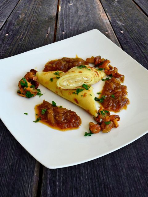 Camembert-Crepes mit Rhabarber-Chutney und Pfifferlingen