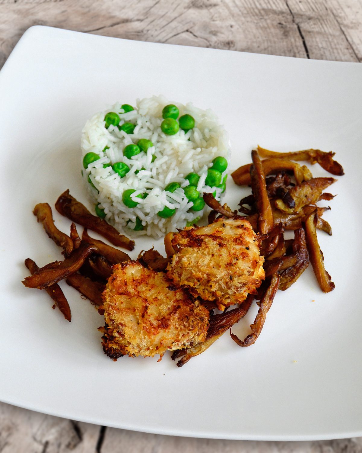 Chicken Nuggets auf Austernpilzen mit Erbsenreis