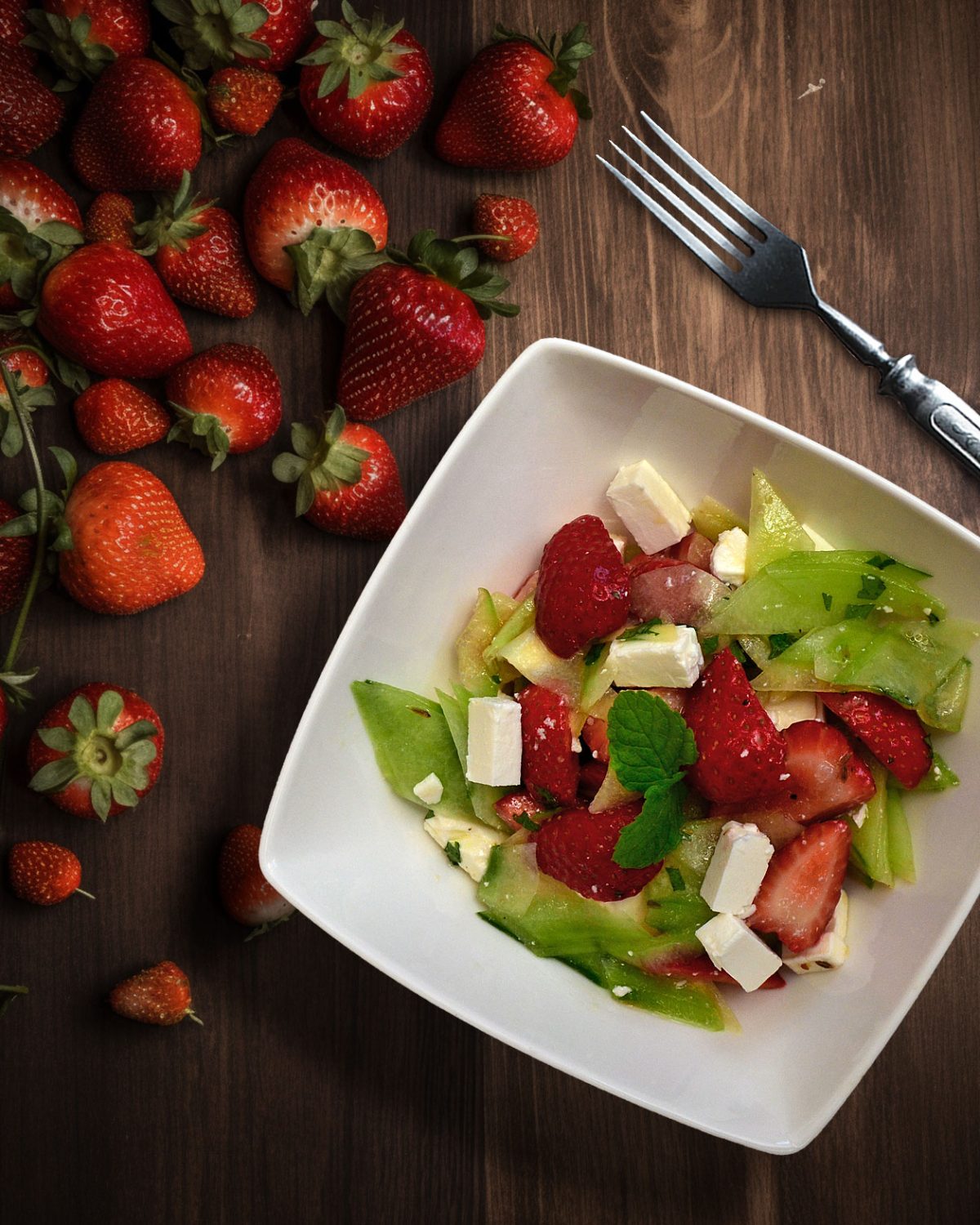 Gurkensalat mit Erdbeeren, Feta, Minze und etwas Kümmel
