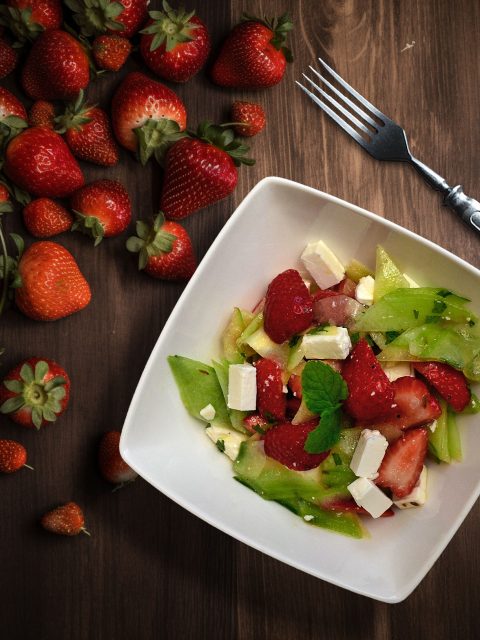 Gurkensalat mit Erdbeeren, Feta, Minze und etwas Kümmel