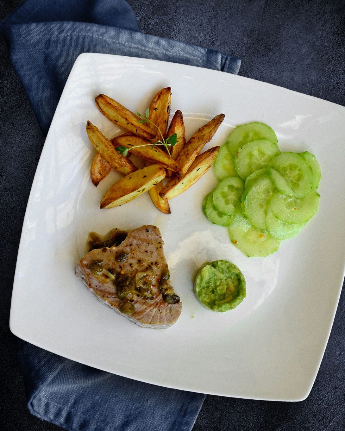 Thunfischsteak mit Thymian-Kartoffelspalten, Wasabi-Guacamole und Gurkensalat