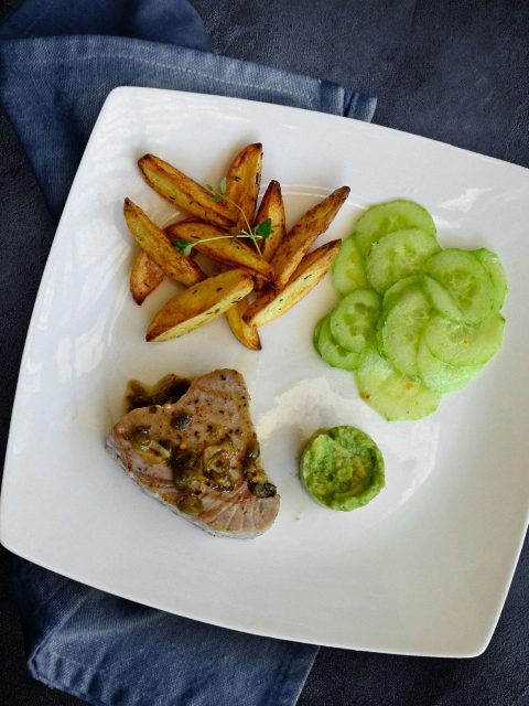 Thunfischsteak mit Thymian-Kartoffelspalten, Wasabi-Guacamole und Gurkensalat