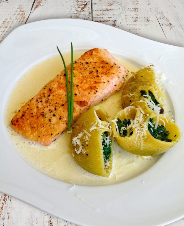 Lachs in Weißweinsoße mit Pasta und Spinat