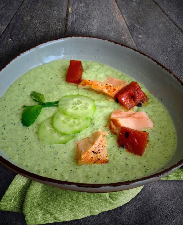 Green Gazpacho mit gebratenem Lachs und karamellisierter Melone