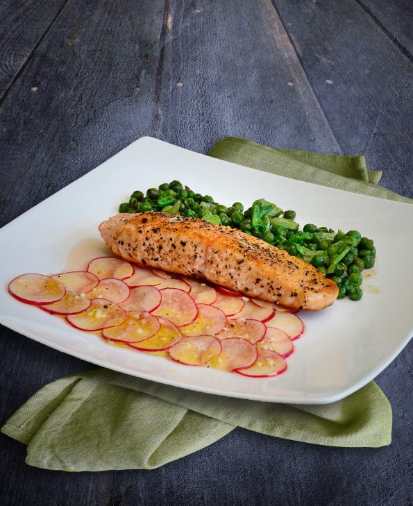 Lachs auf Radieschen-Carpaccio mit Erbsen auf französische Art