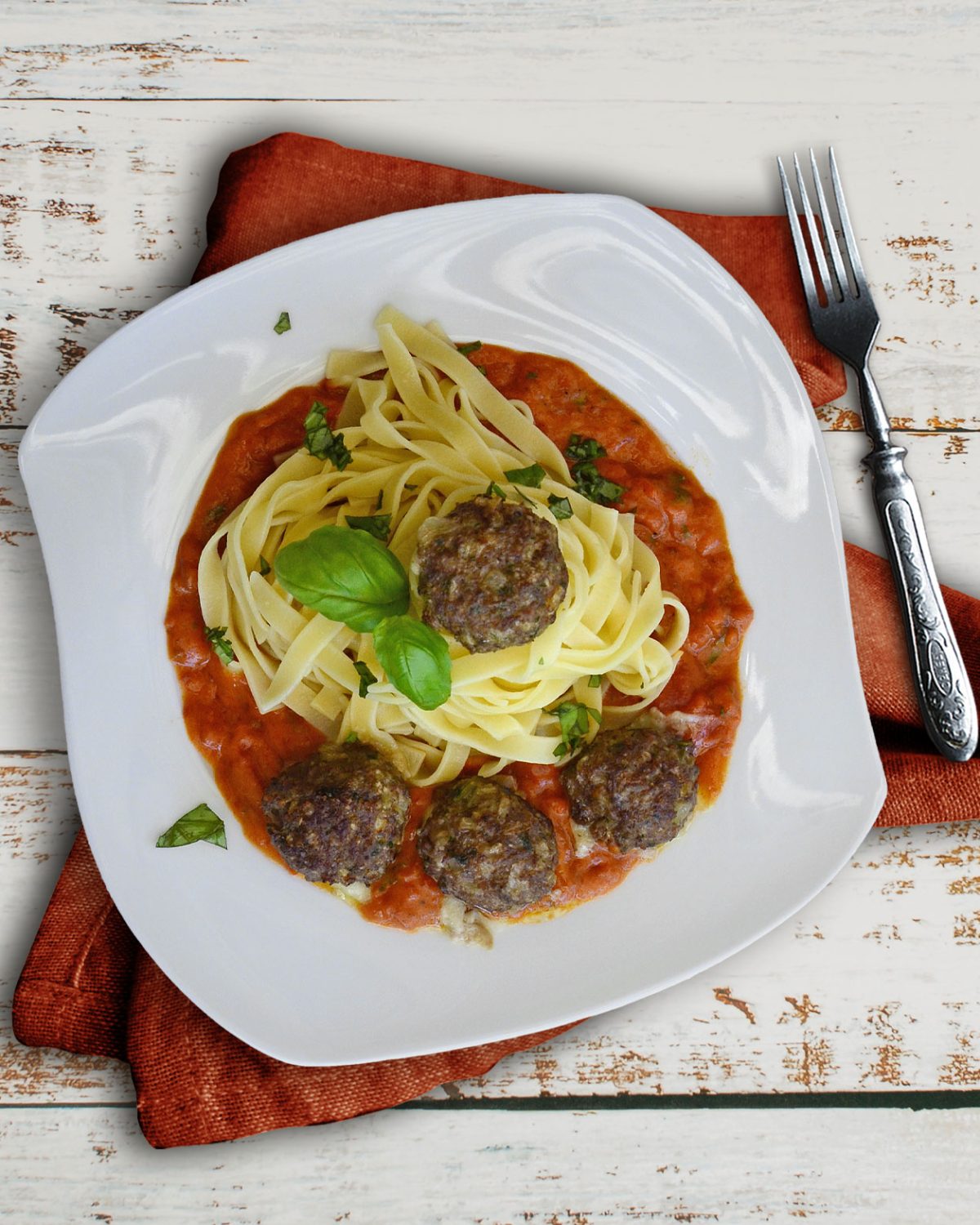 Gefüllte Hackbällchen auf Pasta mit Tomatensauce