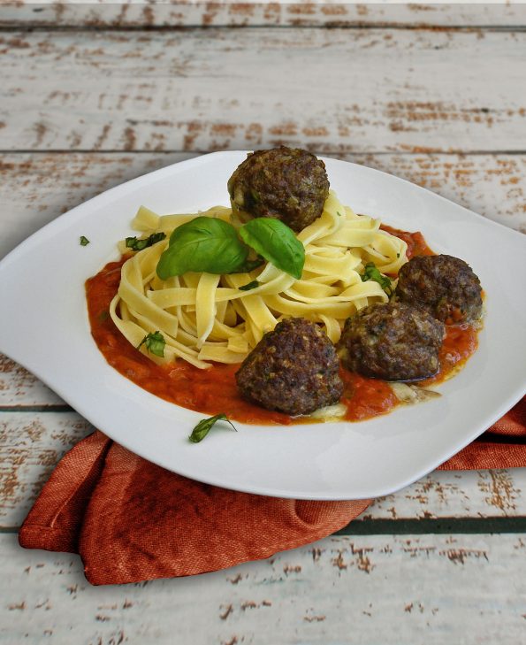 Gefüllte Hackbällchen auf Pasta mit Tomatensauce