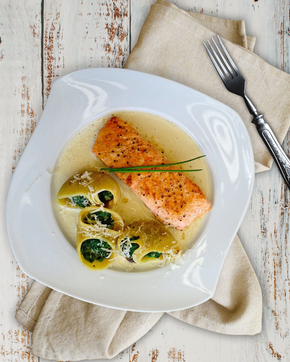 Lachs in Weißweinsoße mit Pasta und Spinat