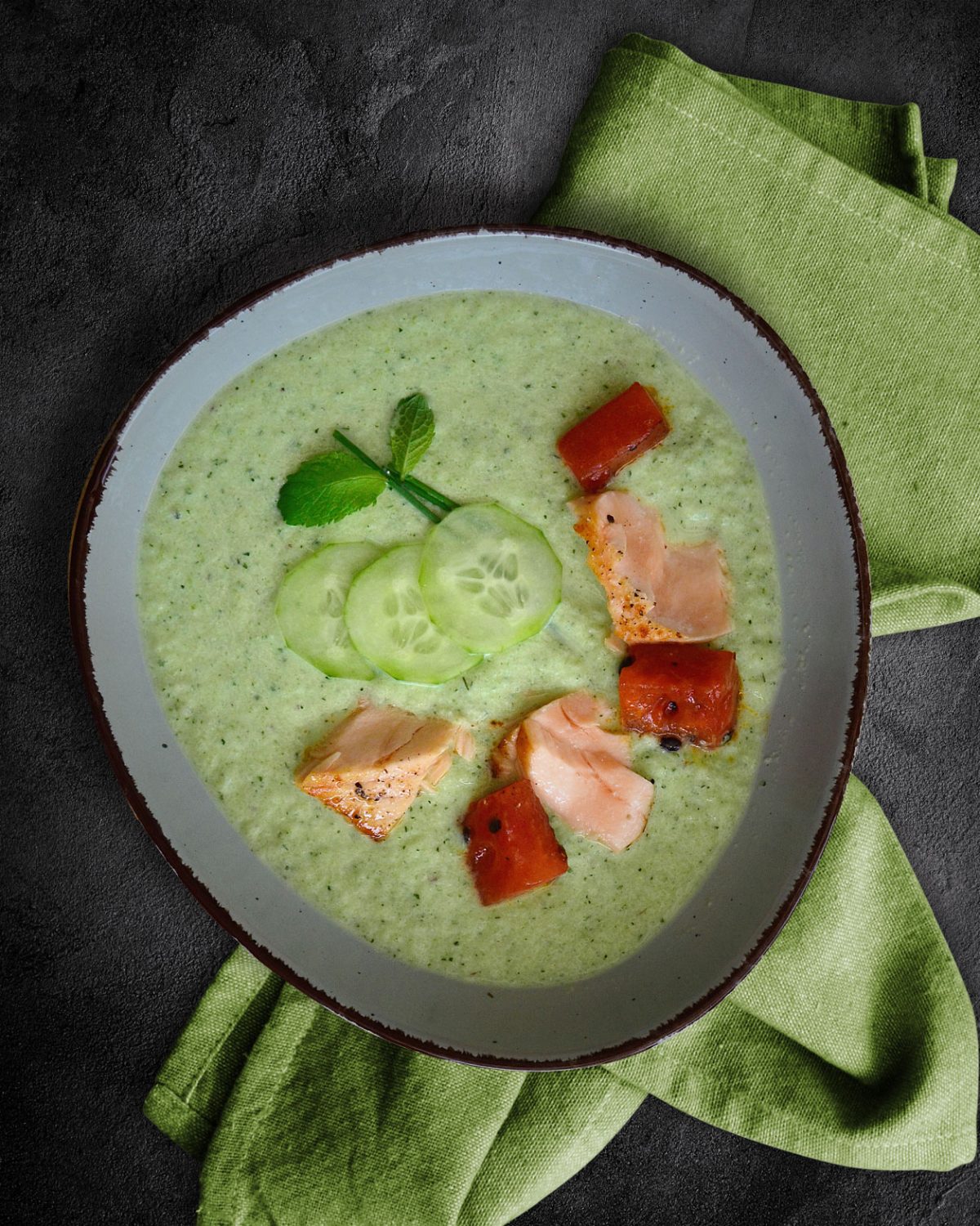 Green Gazpacho mit gebratenem Lachs und karamellisierter Melone