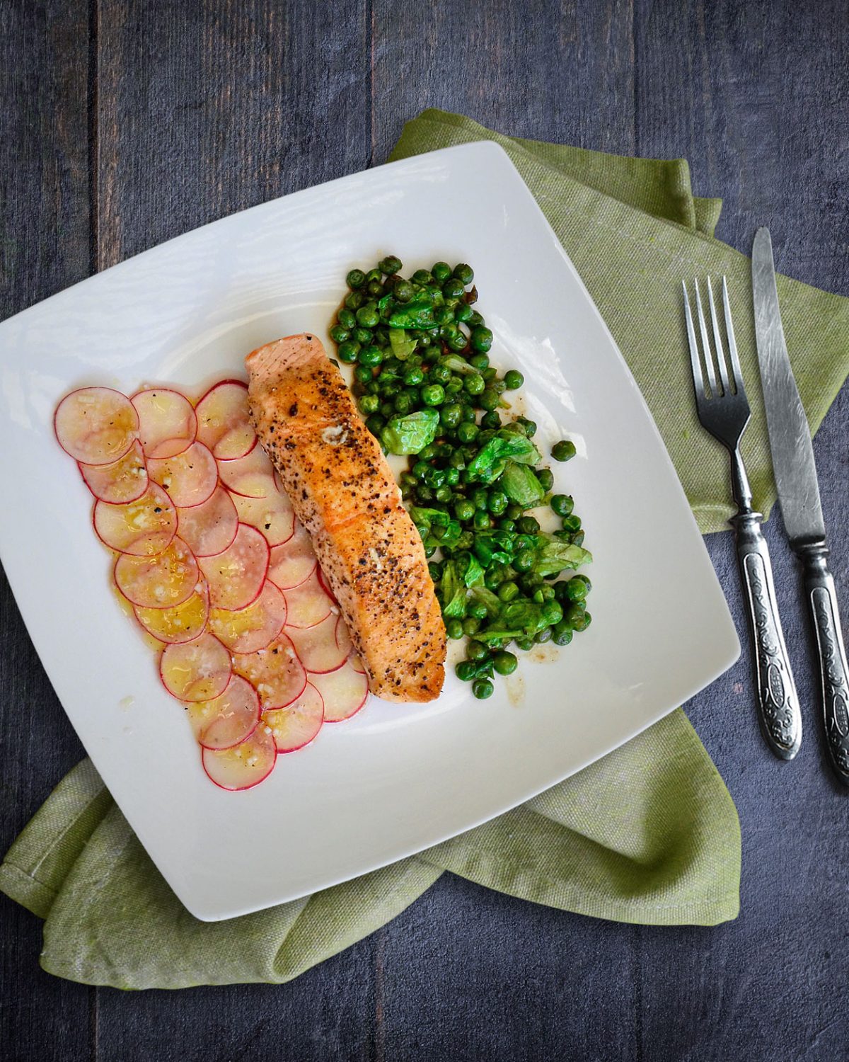 Lachs auf Radieschen-Carpaccio mit Erbsen auf französische Art