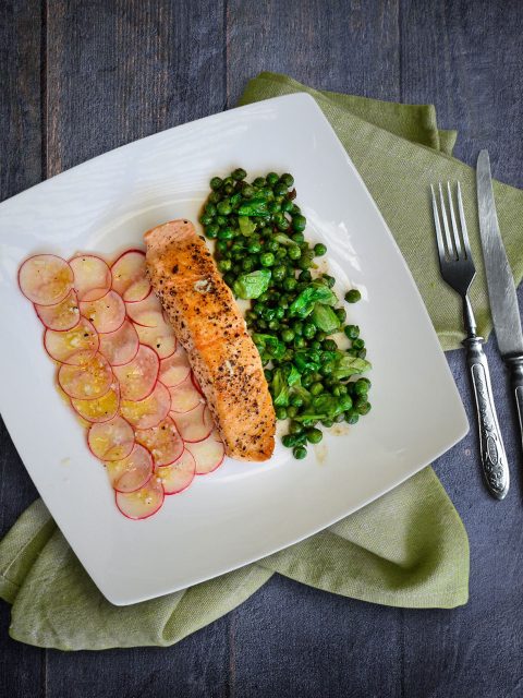 Lachs auf Radieschen-Carpaccio mit Erbsen auf französische Art