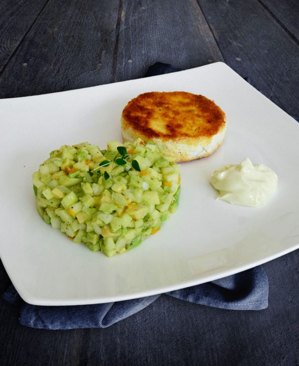 Avocado-Apfel-Tatar mit gebackenem Camembert