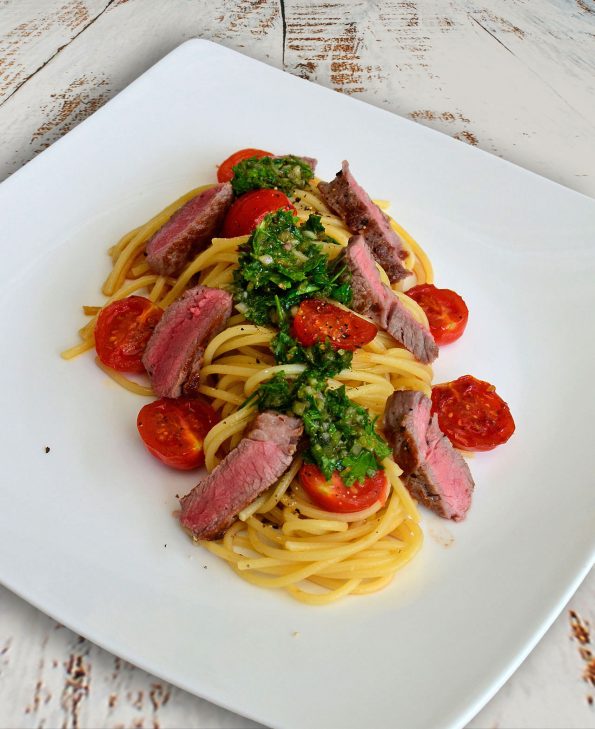 Spaghetti mit Steakstreifen, Tomaten und Chimichurri