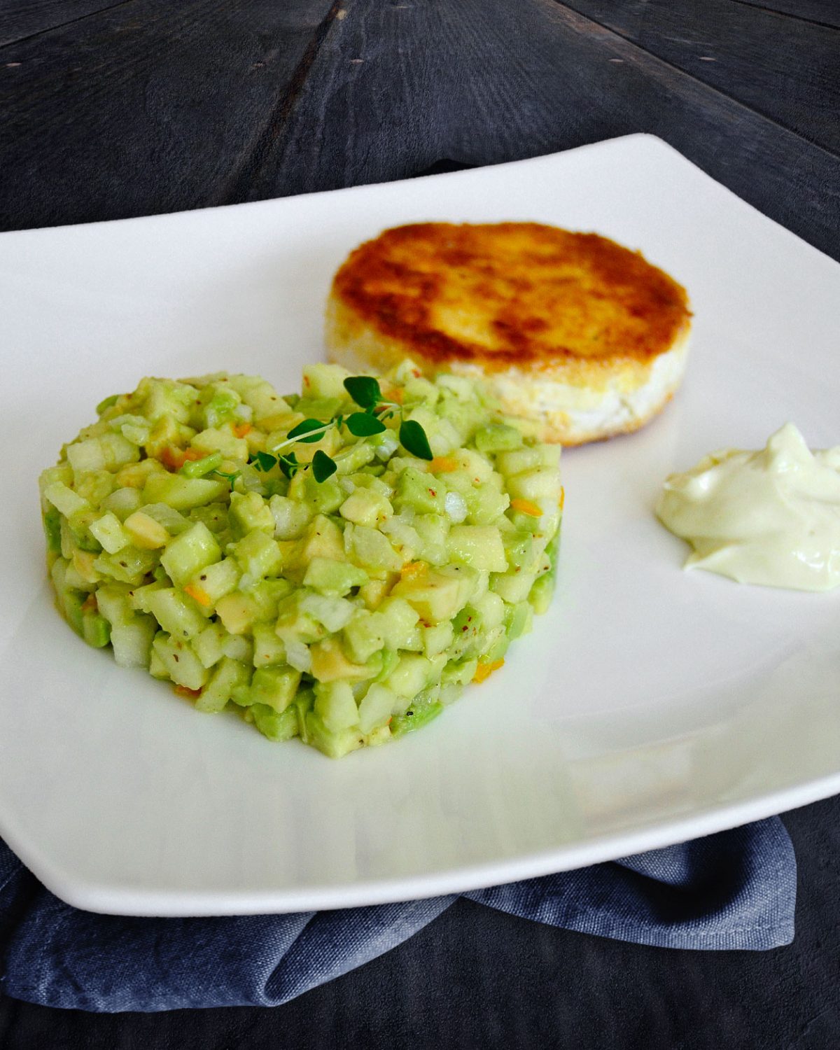 Avocado-Apfel-Tatar mit gebackenem Camembert