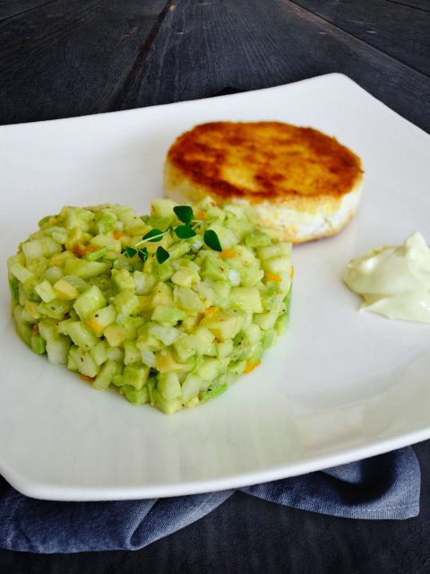 Avocado-Apfel-Tatar mit gebackenem Camembert