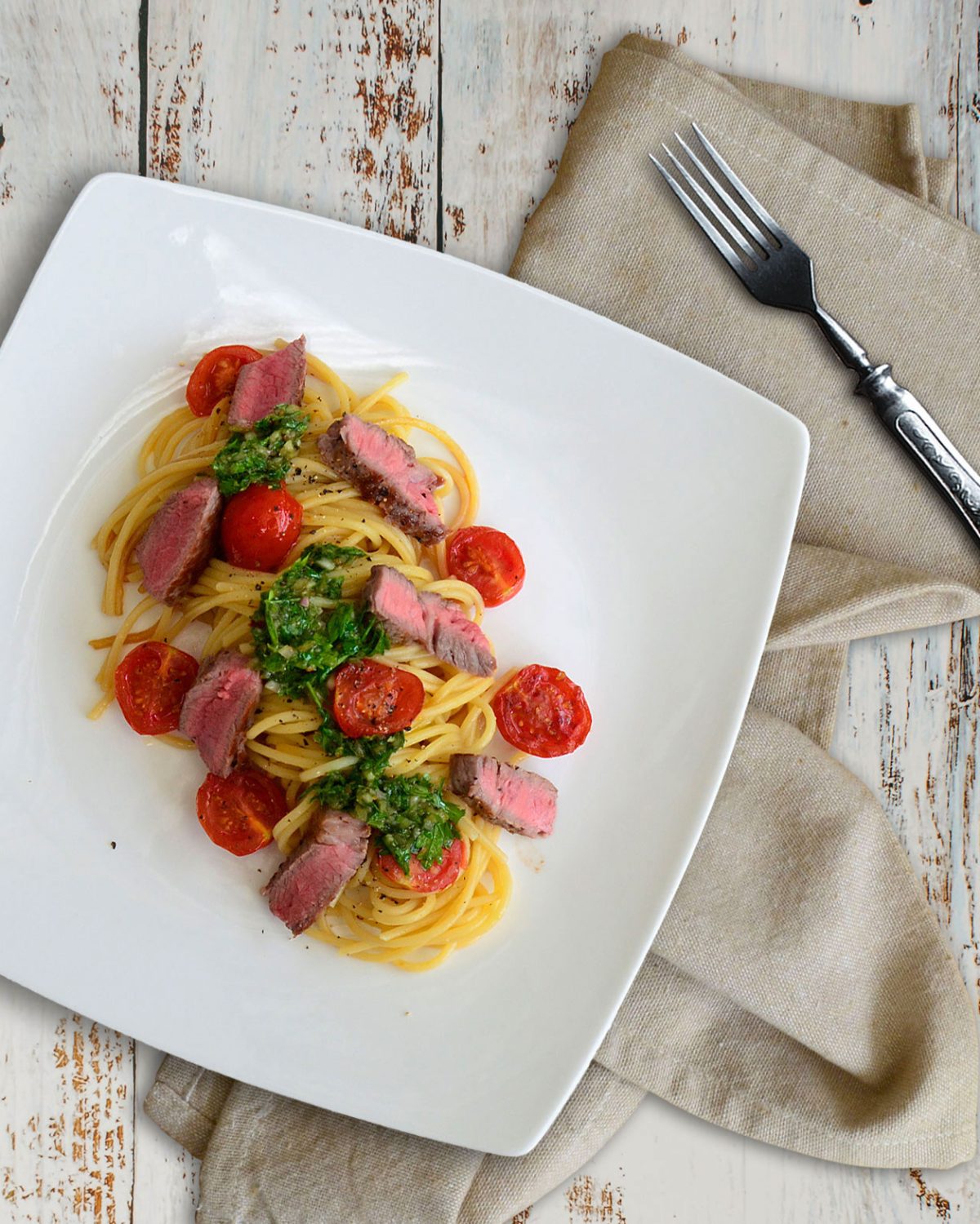 Spaghetti mit Steakstreifen, Tomaten und Chimichurri