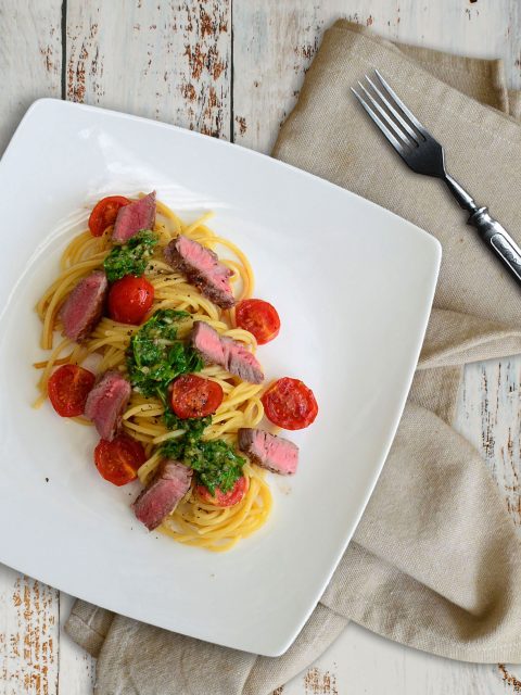 Spaghetti mit Steakstreifen, Tomaten und Chimichurri