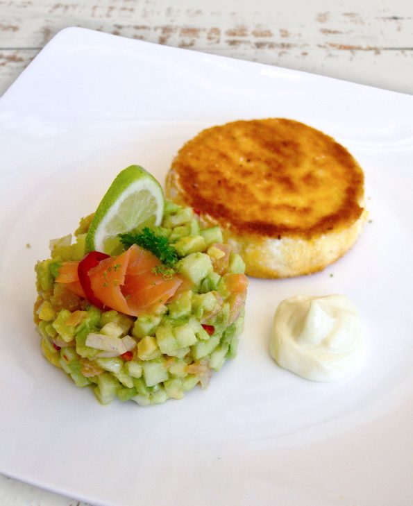 Avocado-Apfel-Lachs-Tatar mit gebackenem Camembert