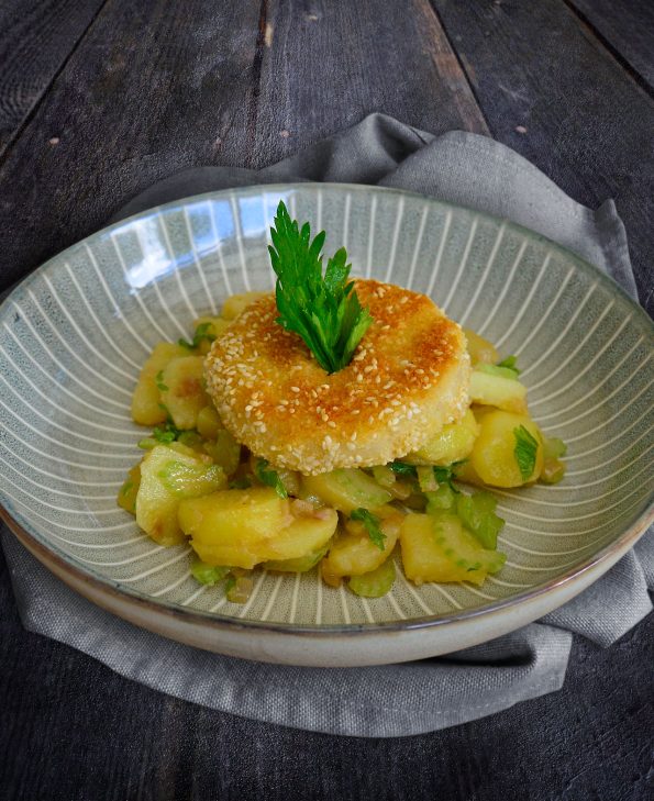 Sellerieschnitzel auf lauwarmem Kartoffel-Sellerie-Salat