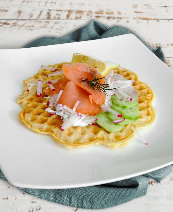 Herzhafte Waffel mit Räucherlachs