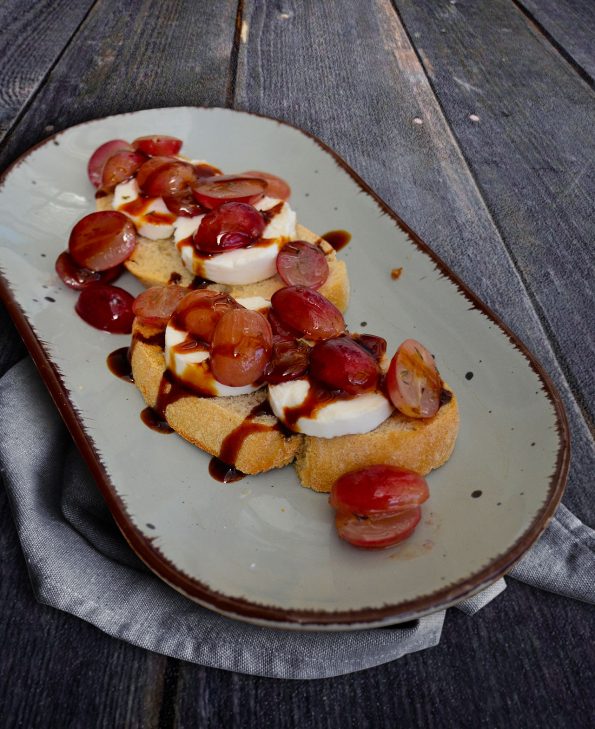 Crostini mit Ziegenkäse, karamellisierten Trauben und Balsamico-Creme